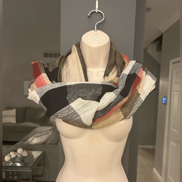 BURBERRY - 100% Linen scarf/wrap. Classic colors of Tan/Black/Red - Picture 2 of 7